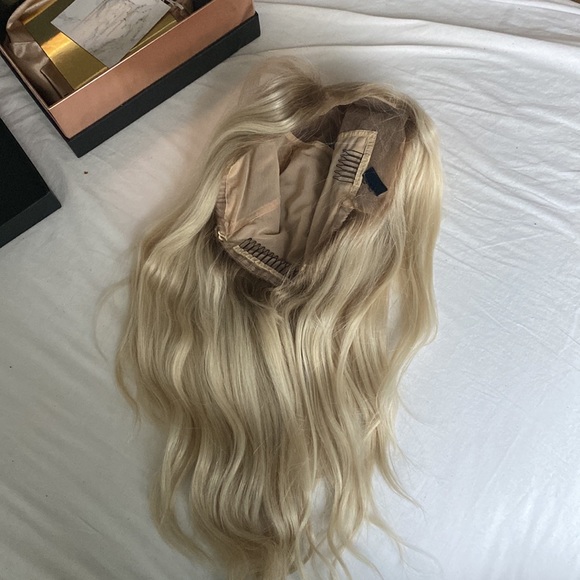 Blonde full lace freedom couture wig - Picture 10 of 13